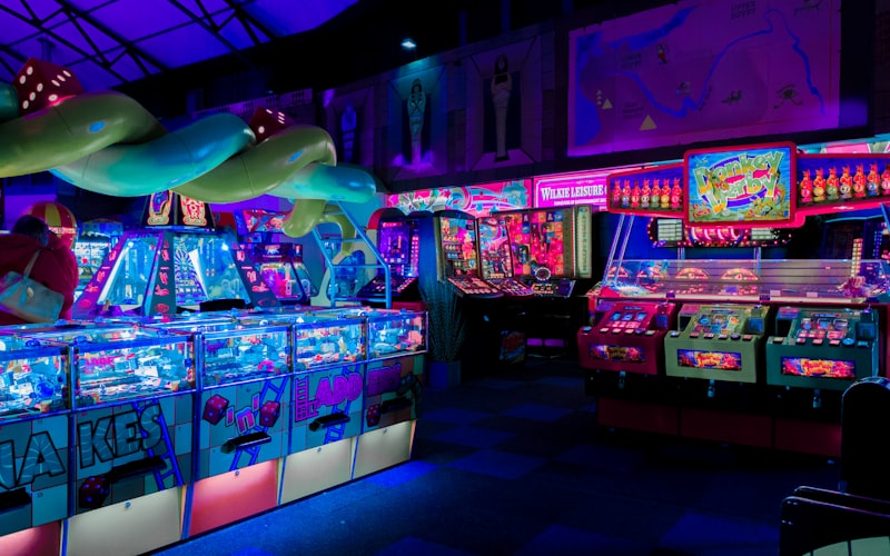 网球运动员在红土场上奋力击球的动态瞬间